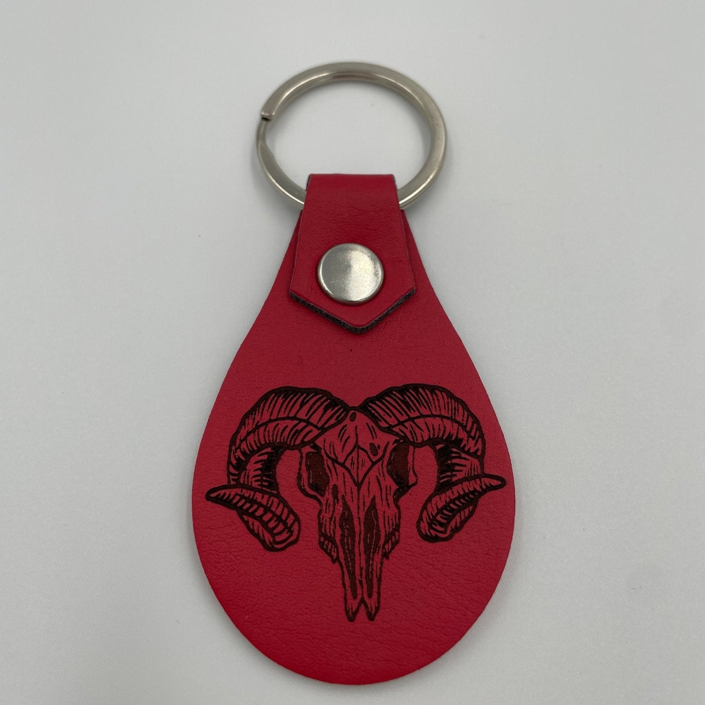 Schlüsselanhänger mit Motiv: Widder Skull aus hochwertigem Kunstleder