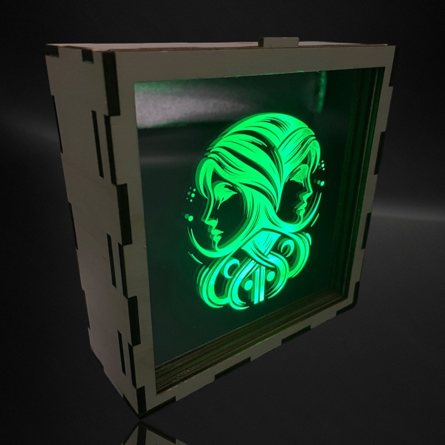 Spiegelfliese mit Gravur
Individuelle Gravur
LED Beleuchtung
Holzrahmen
Handarbeit
Geschenkidee
Personalisierte Spiegelfliese
RGB LED mit Fernbedienung