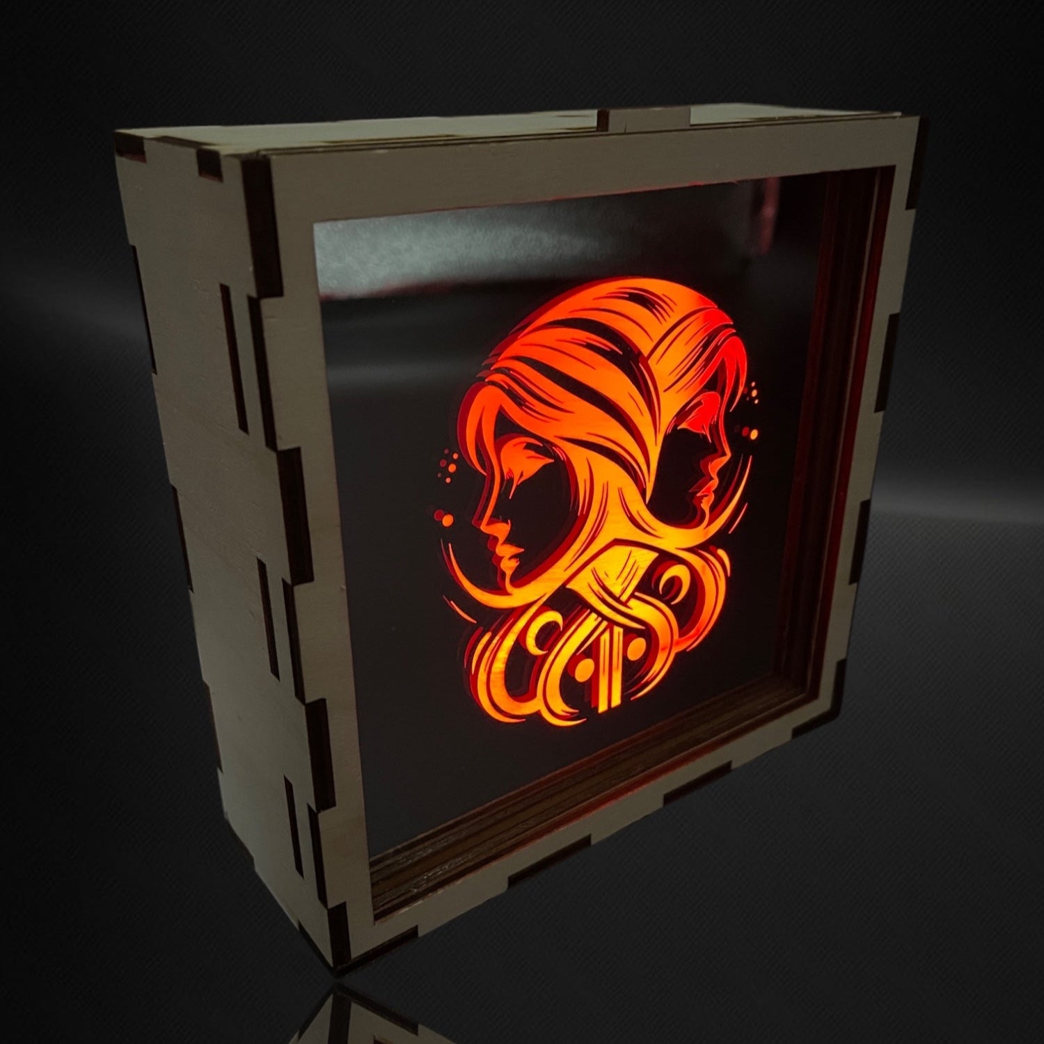 Spiegelfliese mit Gravur
Individuelle Gravur
LED Beleuchtung
Holzrahmen
Handarbeit
Geschenkidee
Personalisierte Spiegelfliese
RGB LED mit Fernbedienung