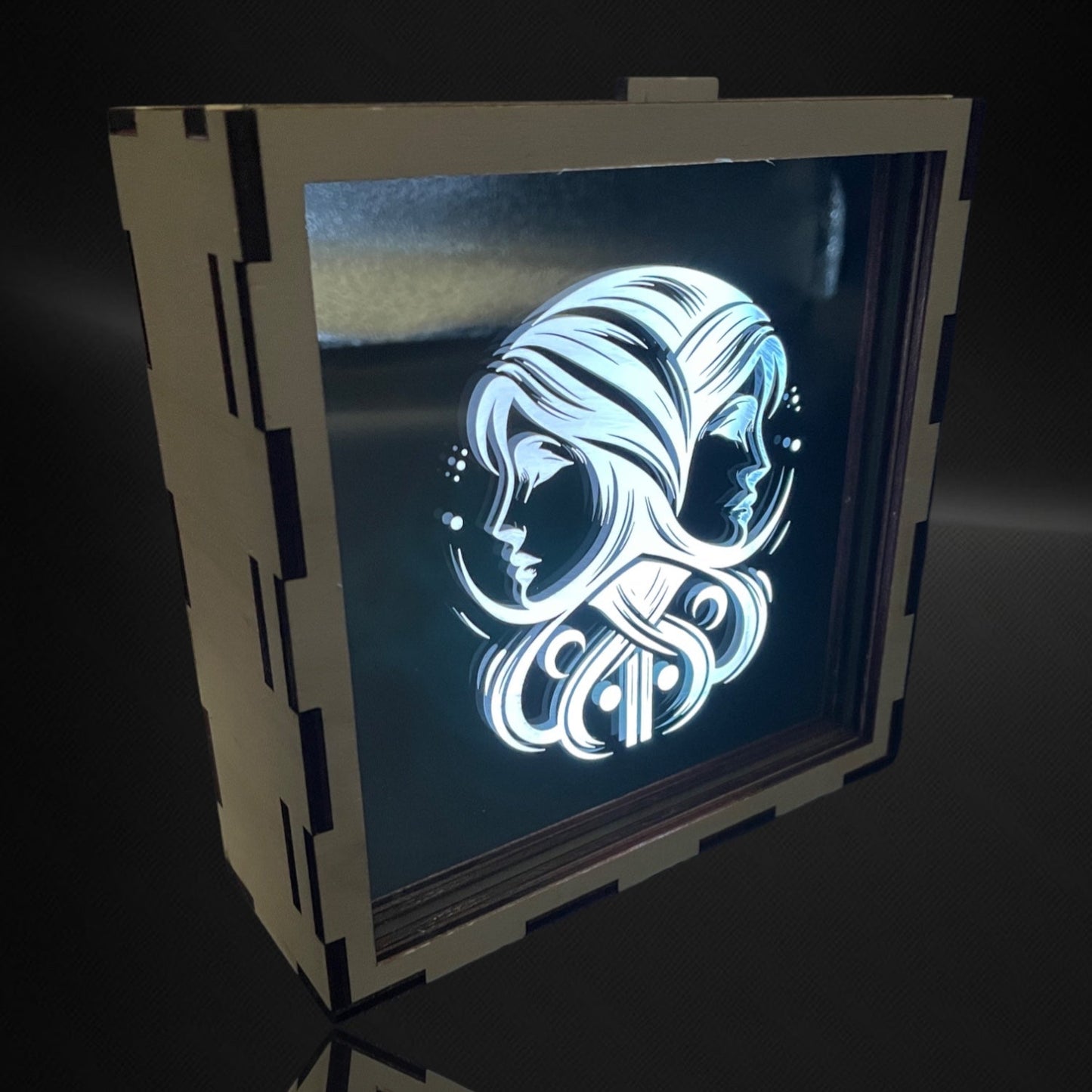 Spiegelfliese mit Gravur
Individuelle Gravur
LED Beleuchtung
Holzrahmen
Handarbeit
Geschenkidee
Personalisierte Spiegelfliese
RGB LED mit Fernbedienung