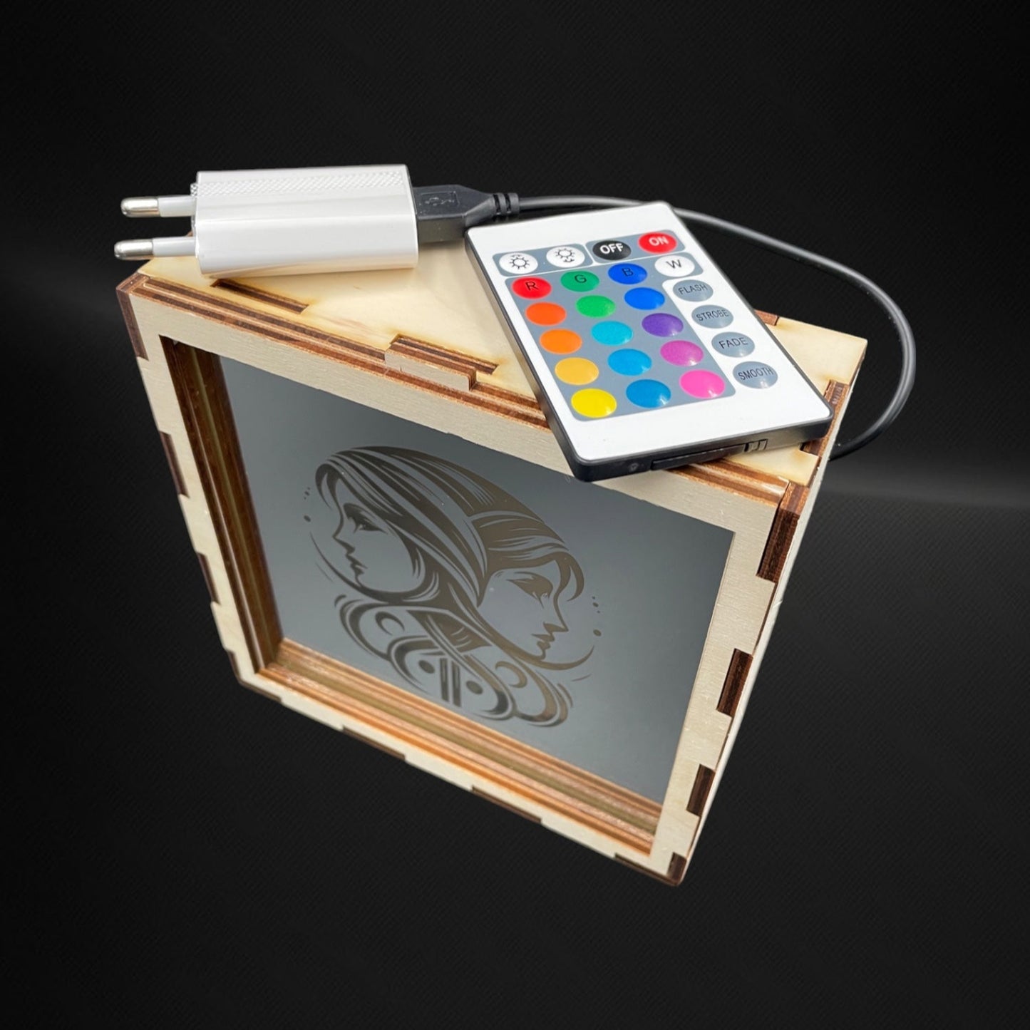 Spiegelfliese mit Gravur
Individuelle Gravur
LED Beleuchtung
Holzrahmen
Handarbeit
Geschenkidee
Personalisierte Spiegelfliese
RGB LED mit Fernbedienung