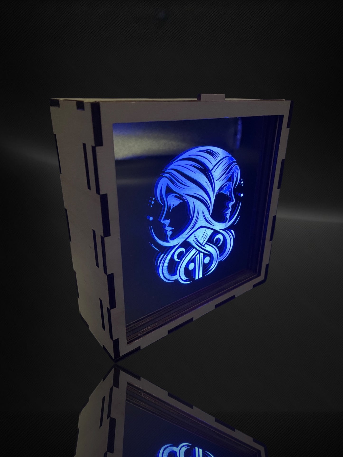 Spiegelfliese mit Gravur
Individuelle Gravur
LED Beleuchtung
Holzrahmen
Handarbeit
Geschenkidee
Personalisierte Spiegelfliese
RGB LED mit Fernbedienung