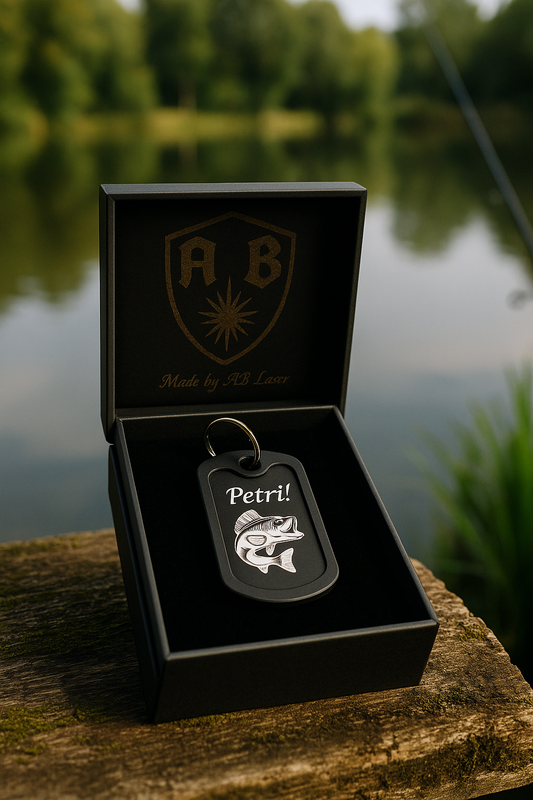 Schlüsselanhänger Petri Zander – Dog Tag mit Gravur & Schutz
