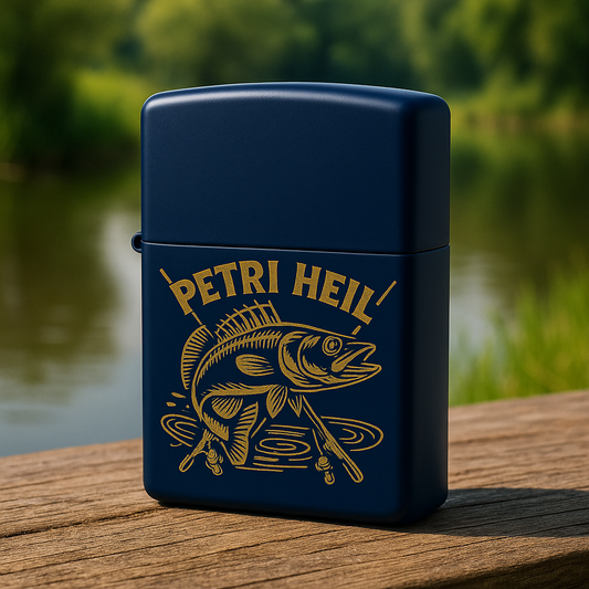 Dunkelblaues Zippo-Feuerzeug mit goldener Gravur eines springenden Fisches und der Aufschrift „Petri Heil“, 