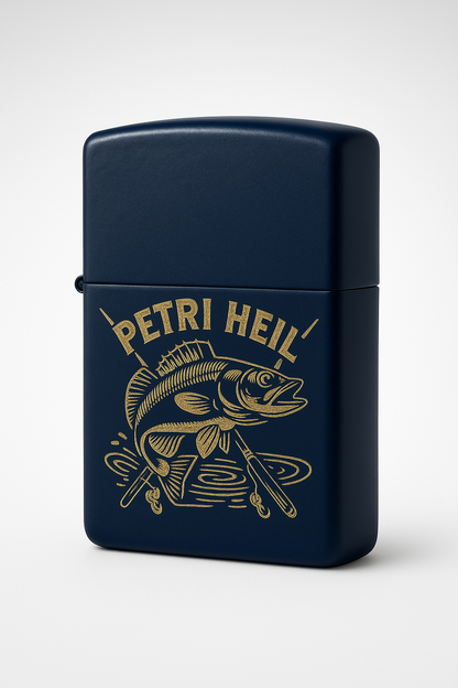 Dunkelblaues Zippo-Feuerzeug mit goldener Gravur eines springenden Fisches und der Aufschrift „Petri Heil“, personalisierbares Angler-Feuerzeug mit Gravur