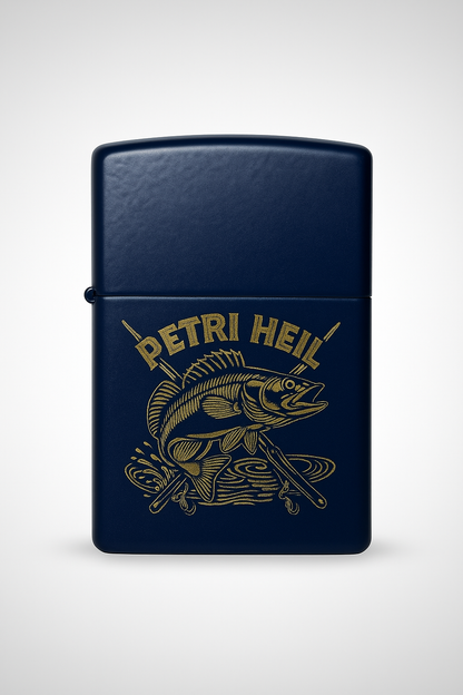 Dunkelblaues Zippo-Feuerzeug mit goldener Gravur eines springenden Fisches und der Aufschrift „Petri Heil“, personalisierbares Angler-Feuerzeug mit Gravur.
