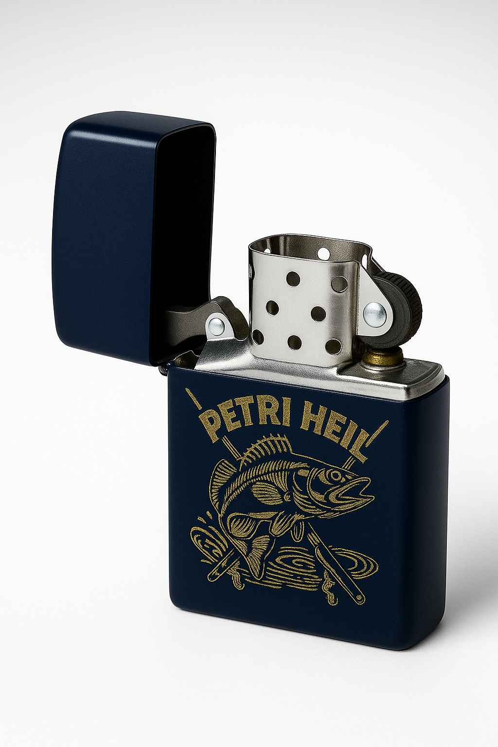 Dunkelblaues Zippo-Feuerzeug mit goldener Gravur eines springenden Fisches und der Aufschrift „Petri Heil“, personalisierbares Angler-Feuerzeug mit Gravur.