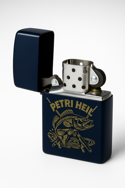 Dunkelblaues Zippo-Feuerzeug mit goldener Gravur eines springenden Fisches und der Aufschrift „Petri Heil“, personalisierbares Angler-Feuerzeug mit Gravur.
