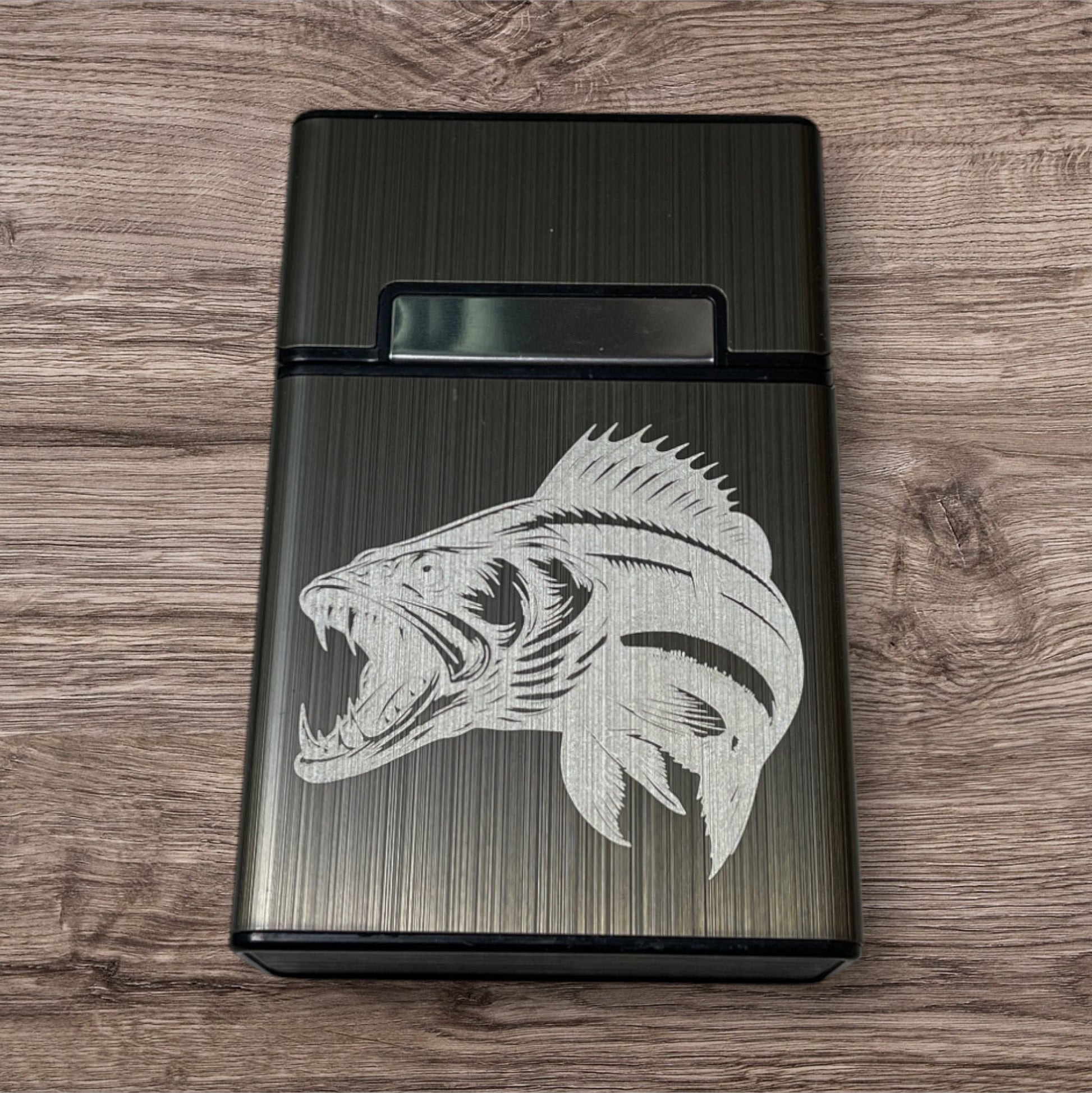 Zigarettenbox Aluminium / Kunststoff -Fisch- personalisiert mit Magnetverschluss