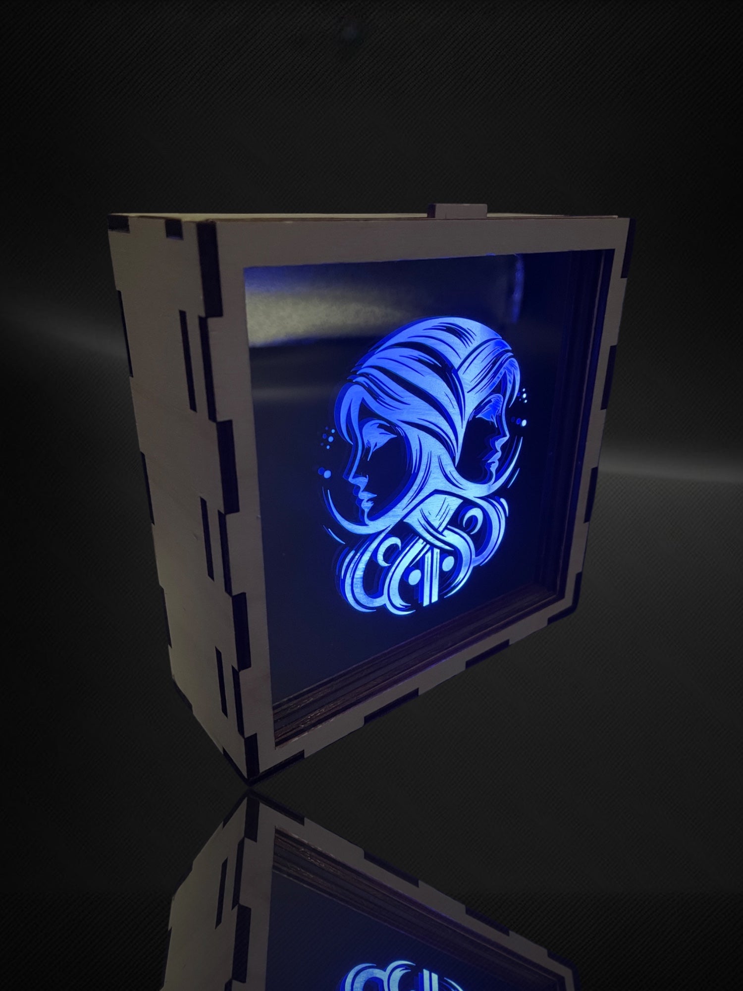 Spiegelfliese mit Gravur
Individuelle Gravur
LED Beleuchtung
Holzrahmen
Handarbeit
Geschenkidee
Personalisierte Spiegelfliese
RGB LED mit Fernbedienung