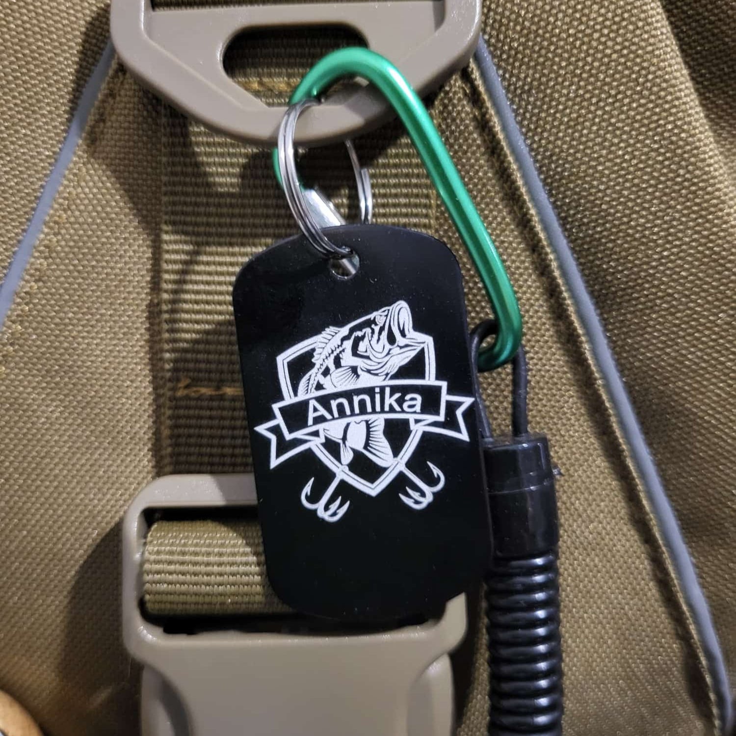 Personalisierter Aluminium-Schlüsselanhänger Dog Tag mit Barsch-Gravur und Name