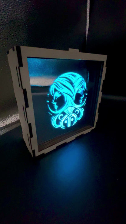 LED Spiegelfliese mit Gravur & Holzrahmen – personalisiert